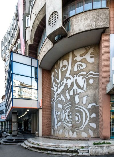 Compoziții abstracte în sgrafitto decorând colțurile blocurilor din Piața Mihai Viteazul