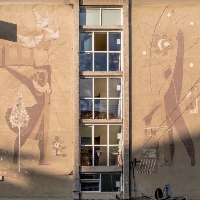 „Educația și Știința în RPR”, sgrafitto pe fațada laterală a blocului cu Cinematograful „Arta”