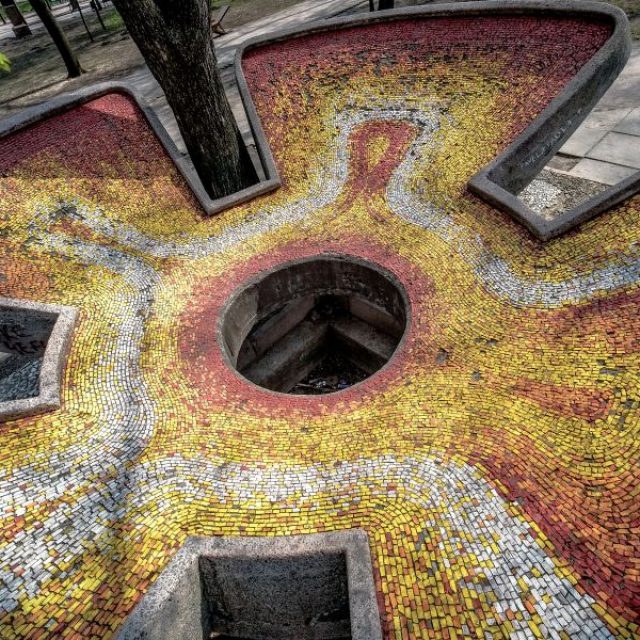 „Arta”, fântână arteziană în formă de floare deschisă, acoperită cu mozaic de smalț