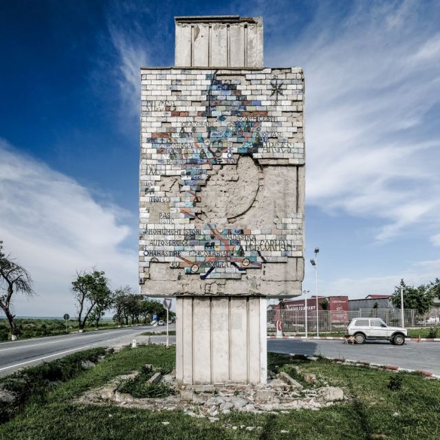 Lucrare din beton prefabricat, cu elemente de mozaic ce reprezintă harta județului