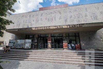 Mozaic pe fațada sălii Ansamblului Folcloric „Țara Vrancei”