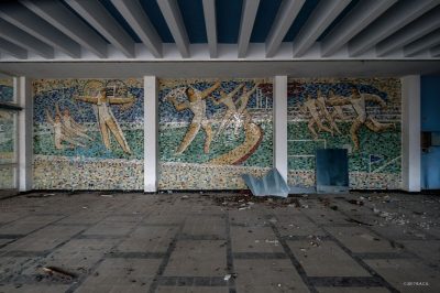 Mozaic cu temă sportivă la parterul fostului Restaurant Neon