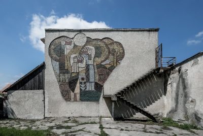 Colhoznici la cules de struguri, mozaic pe fațada Motelului Struguraș