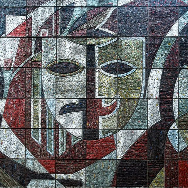 „Arta”, panou de mozaic din piatră și decorații exterioare pe fațada Palatului de Cultură al Sindicatelor