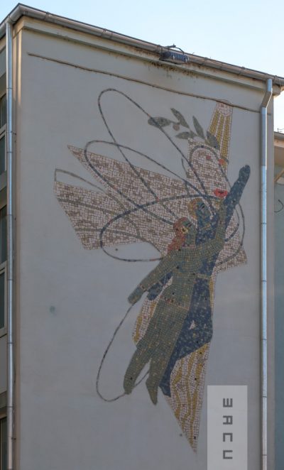 Pacea, Cercetarea și Producția (detaliu). parte din două panouri mari de mozaic pe fațada Liceului „Tudor Vladimirescu”