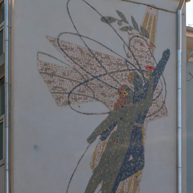 Pacea, Cercetarea și Producția (detaliu). parte din două panouri mari de mozaic pe fațada Liceului „Tudor Vladimirescu”