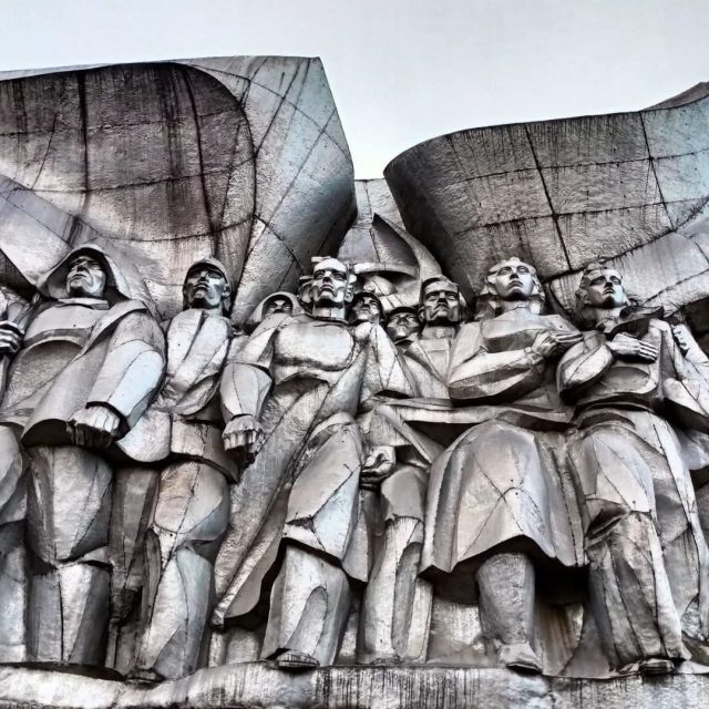 Fashion House Bas-relief Solidarity
