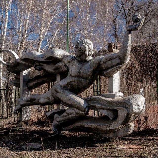 Sculptură în curtea Palatului Tenisului