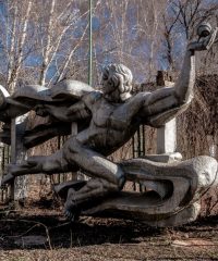 Sculptură în curtea Palatului Tenisului