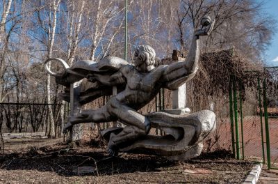 Sculptură în curtea Palatului Tenisului