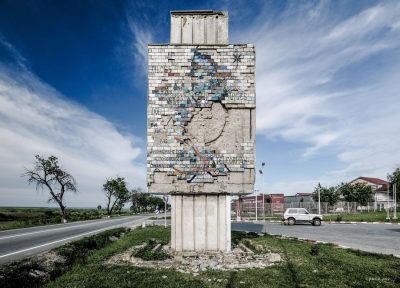 Lucrare din beton prefabricat, cu elemente de mozaic ce reprezintă harta județului