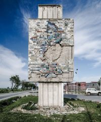 Lucrare din beton prefabricat, cu elemente de mozaic ce reprezintă harta județului